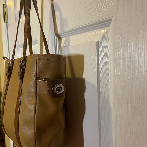 Vintage Coach Leatherware Est. 1941 tan shoulder bag with brown straps and trims - Picture 3 of 16